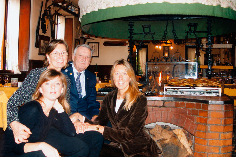 Ritratto di famiglia davanti al fogolâr acceso