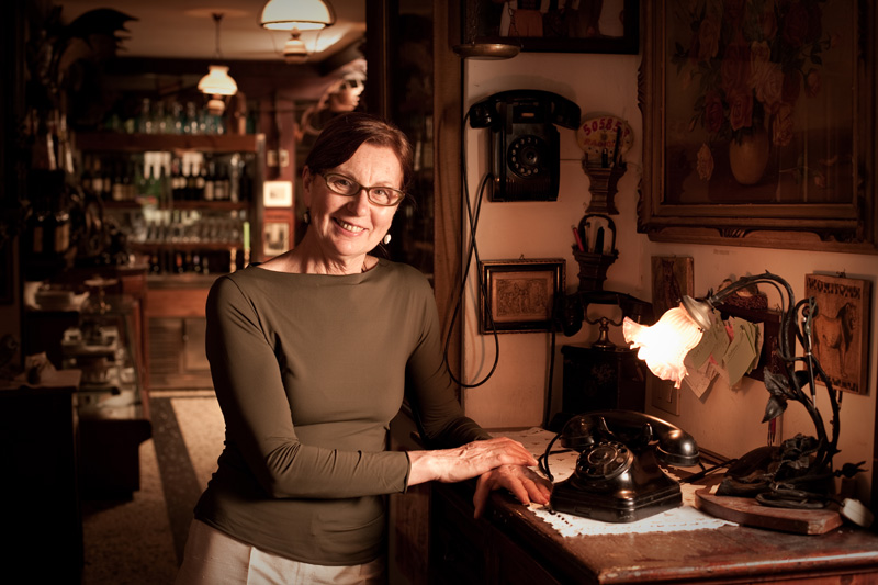 Ritratto della signora al banco con il telefono d'epoca
