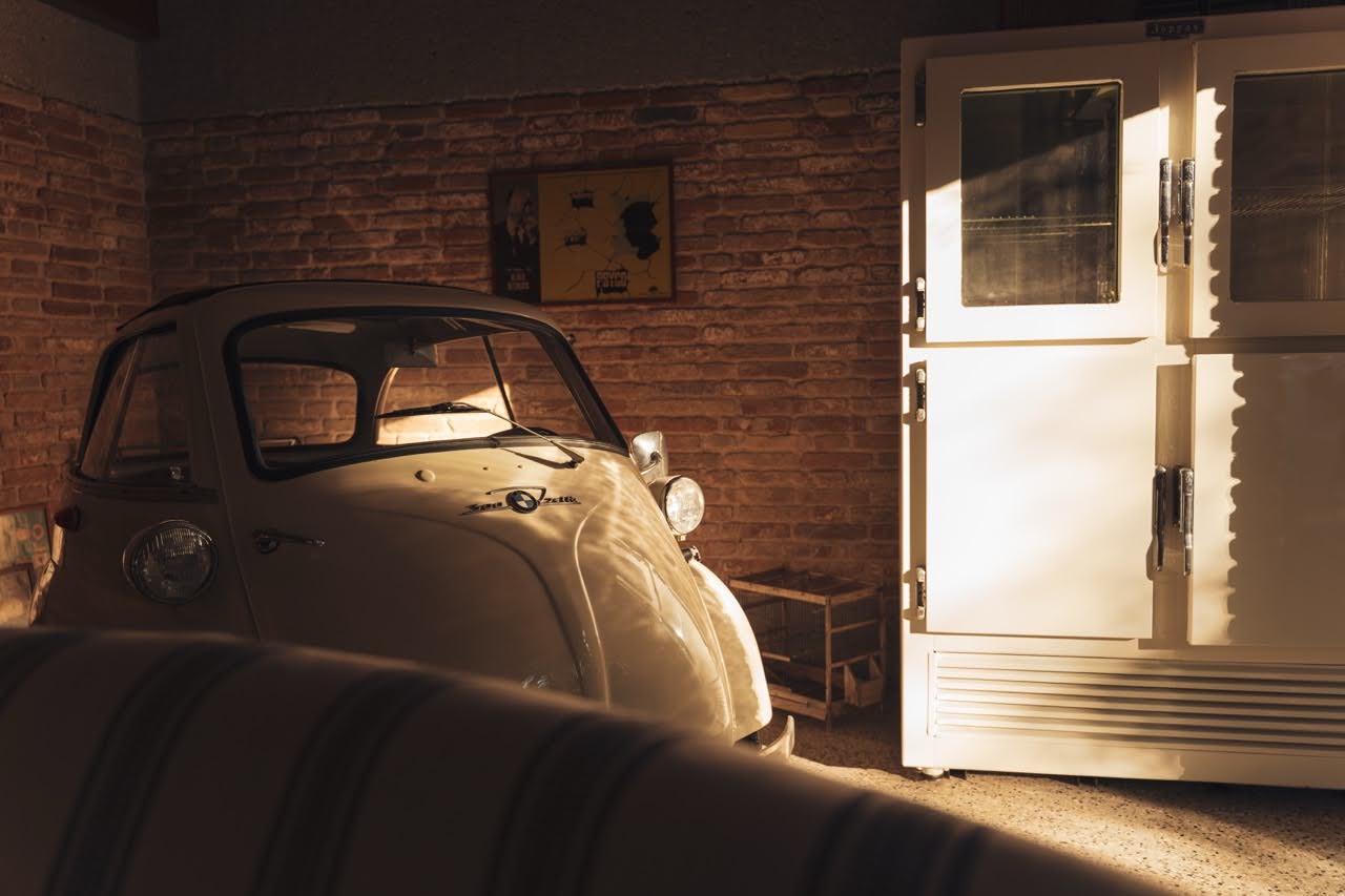 Angolo caratteristico con Isetta d'epoca e vecchio frigorifero